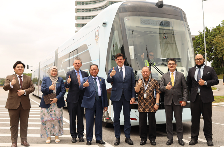  欧盟驻马大使， 体验试乘ART原型车