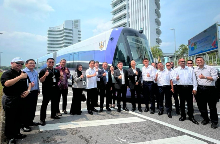  曹观友试乘智轨列车