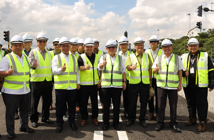 智轨车月抄汗省试跑