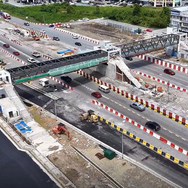 Concreting works for the pedestrian link bridge are currently underway at the SM04 ART station near UNIMAS, marking another step forward in the station's construction.