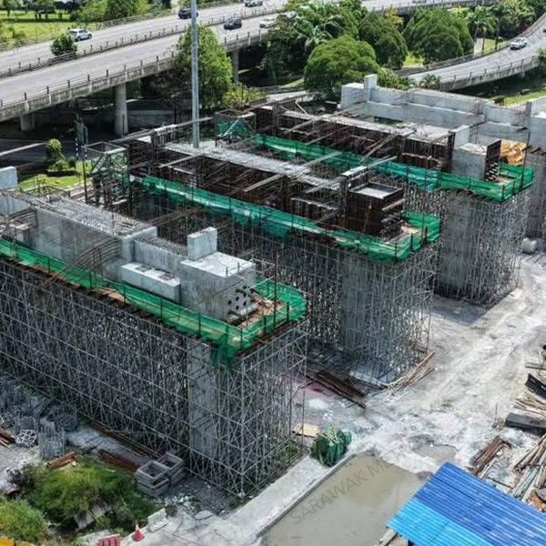 Construction is progressing on the SR07 ART station near Pelita Heights, with more U-beams being installed to connect the piers leading to the station. 