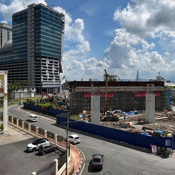 More piers are rising at the construction site of our SM14 Station near Hikmah Exchange as work progresses steadily on the Blue Line’s northwestern terminus.