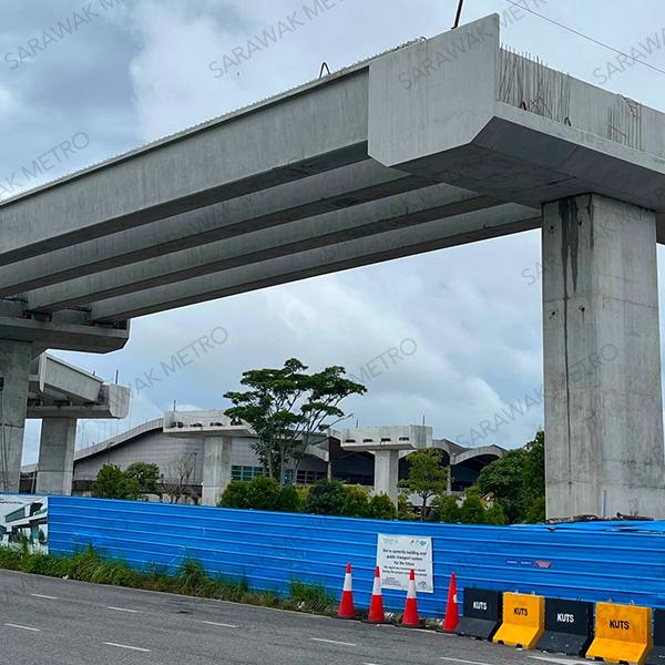More U-beam structures at the Kuching International Airport construction site were installed recently, connecting several piers near the airport entrance and marking another visible milestone for the KUTS Project. With the installation of the U-beams, the elevated ART guideway is now steadily taking shape.