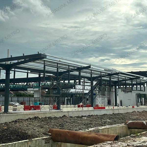 Our ART station (SM06) in Kota Samarahan is steadily taking shape.  Strategically located within the vibrant commercial and residential hub surrounding Riveria and La Promenade shopping mall, the SM06 ART Station is set to provide seamless connectivity across Greater Kuching. Commuters will also be served by the feeder bus fleet that will provide the first and last mile connectivity for each of the stations. 
