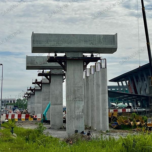 Piers and pier caps for our SR05 ART Station are steadily being completed, with several more pier caps scheduled for installation over the weekend. Strategically located near the Kuching Sentral Bus Terminal, as well as surrounding commercial areas and eateries, the SR05 ART station marks the starting point of the Red Line under Phase 1 of the KUTS Project.  Once completed, it will connect to the next station (SR06) at Kuching International Airport, and subsequently to the city centre, providing seamless connectivity and greater convenience for tourists. 