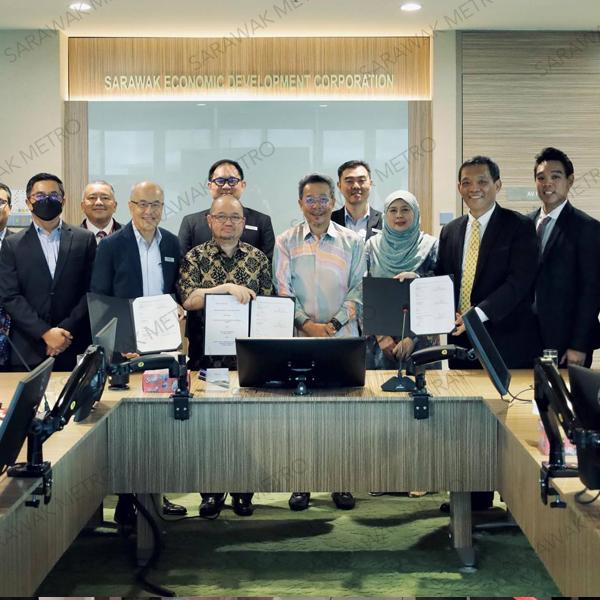 Sarawak Metro sign a Memorandum of Understanding (MoU) with IJM Land Bhd and Liang Court Wanisara (Sarawak) Sdn Bhd, where we hope to explore the possibility of connecting one of our stations along the Blue Line with a proposed Transit Oriented Development (TOD) located near the Sarawak Heart Centre in Kota Samarahan, via a linkway