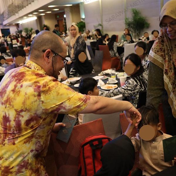 Sarawak Metro, through our recreational club, Kelab Rekreasi Kakitangan Sarawak Metro Sdn Bhd (RESTS) recently shared the joy of breaking fast with 62 children from Rumah Kanak-Kanak Toh Puan Hajah Norkiah. Throughout this Ramadan, Sarawak Metro aims to conduct activities to uplift spirits, particularly for disadvantaged members of the community.