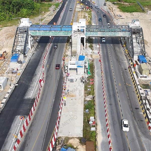 The structure of the SM03 ART Station pedestrian link bridge has now clearly taken shape after the steel frames were fully installed, marking another key milestone in the progress of the ART Blue Line alignment. Located near Wisma SALCRA in Kota Samarahan, the SM03 ART station will be part of the KUTS project’s pilot operation, which is scheduled to commence in the fourth quarter of this year.