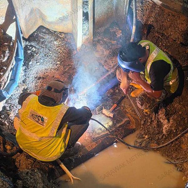 Update: Work to seal the damaged 800mm MSCL water pipe is currently being carried out after a slight delay earlier due to a water pump that broke down. Water supply is expected to resume in stages from 10pm onward. Our utmost appreciation to everyone involved in ensuring the repair work is smoothly carried out.