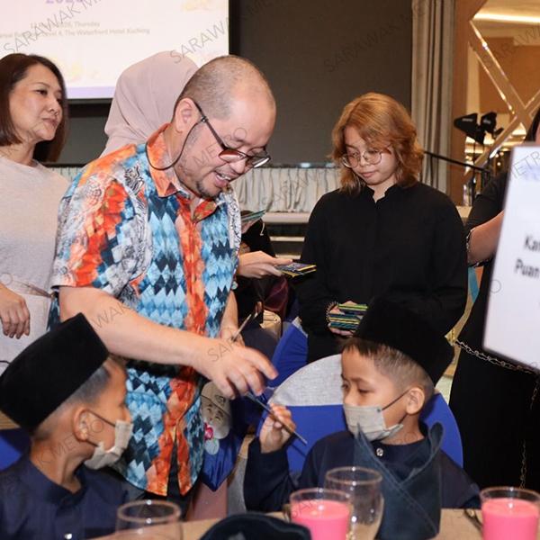 We recently had the opportunity to break fast together with 60 residents of Rumah Kanak-Kanak Toh Puan Hajah Norkiah at our “Metroians Juh Sungkei” event. All our staff were also grateful for the opportunity to pitch in to present goodies and duit raya to the children as part of our activities during this Ramadan month.