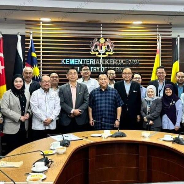 We recently had the opportunity to brief the Minister of Works Malaysia the Honourable Dato Sri @Alexander Nanta Linggi on the latest progress of our KUTS project. Together with representatives from Ministry of Transport Sarawak, we had a very fruitful discussion with the Honourable Minister and his team at his office in Kuala Lumpur. As mentioned by the Honourable Minister, the close coordination between the Federal and State governments are crucial in ensuring that every infrastructure development truly benefits the people, whether road users, public transport passengers, local communities or the economic sector.