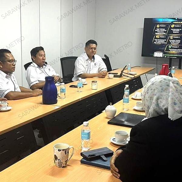 We recently received a delegation from @TVET MARA Kuching, who have expressed their interest in exploring areas of collaboration with Sarawak Metro. The delegation, led by its director Rashidi Arabi, was welcomed by our Acting Director of Operations and Maintenance Muhammad Burhanordin Ismail and his team.