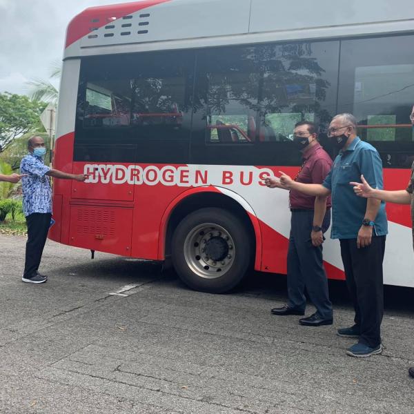 YBhg Tan Sri Mohd Zuki Ali, Ketua Setiausaha Negara checking out the H2 Bus during his visit to Sarawak Cultural Village accompanied by Sarawak State Secretary YB Datuk Amar Jaul Samion and Sarawak Federal Secretary YBhg Datuk Mohd Shahabuddin bin Omar