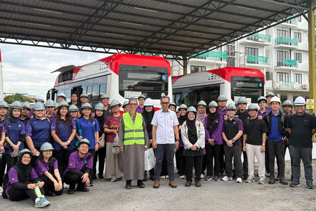 Hydrogen bus visit boosts UNIMAS learning